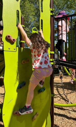 Lyonsgate Montessori School Casa students spent a sunny morning at a neighbourhood park.